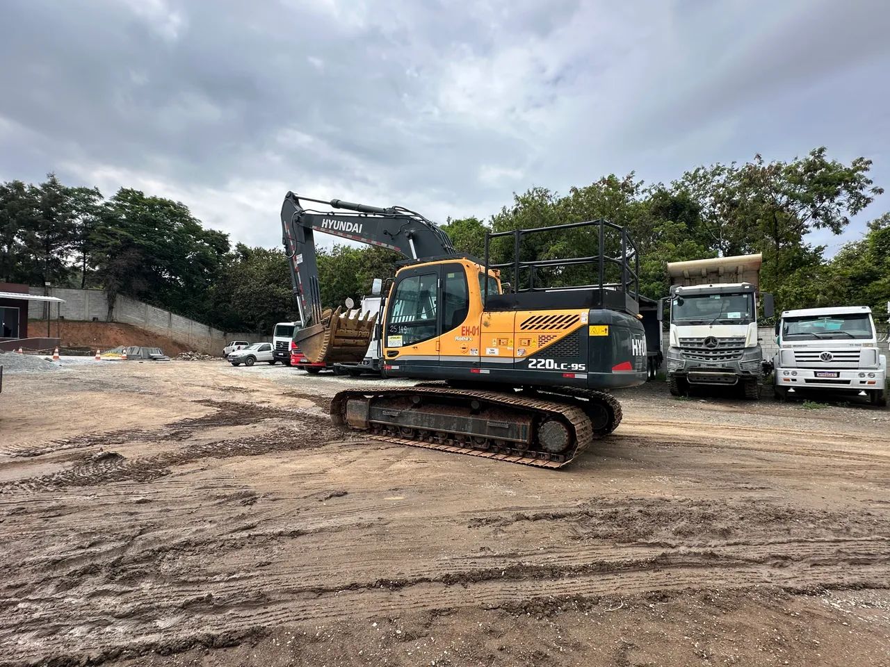 Escavadeira Hyundai 220 2020  - Foto 2