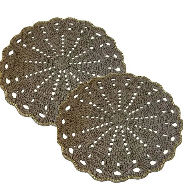 Par de Suplá Sousplat Suplar de Crochê Artesanal Cor Castanho com Bico em Fio Dourado 34cm