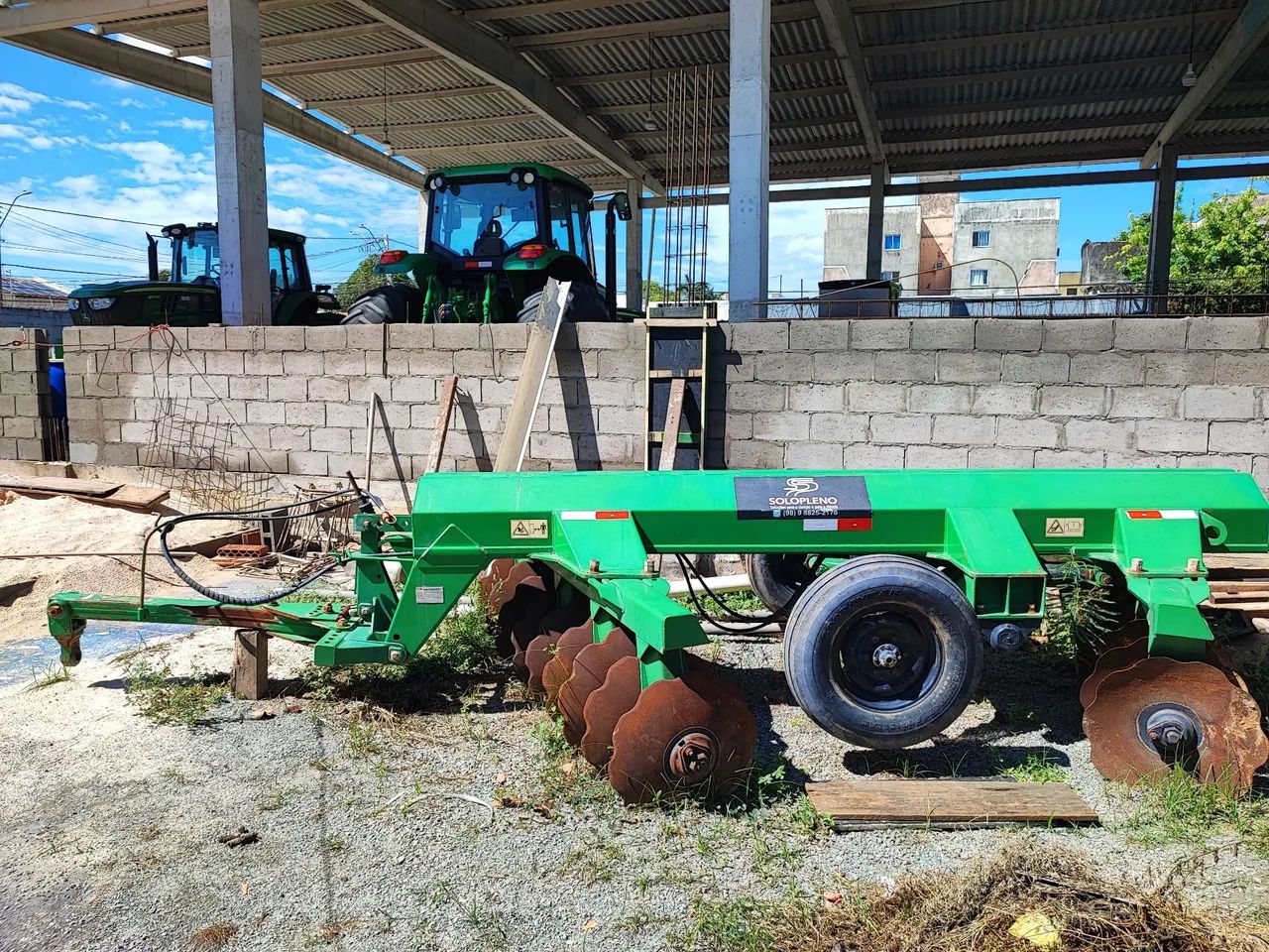 Grade aradora 18 x 28 x 270, ano 2018, com discos em moderado estado 