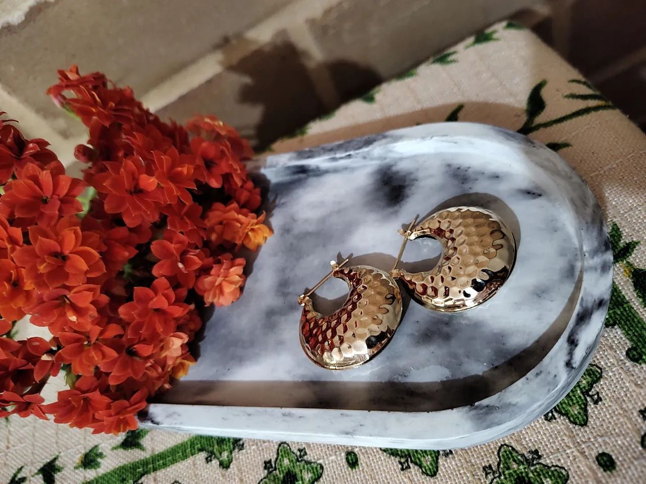 Brinco de argola click abaulado texturizado folheado em ouro 18k  - Foto 2