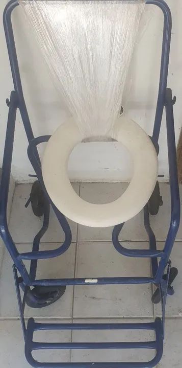 Cadeira de rodas para banho .