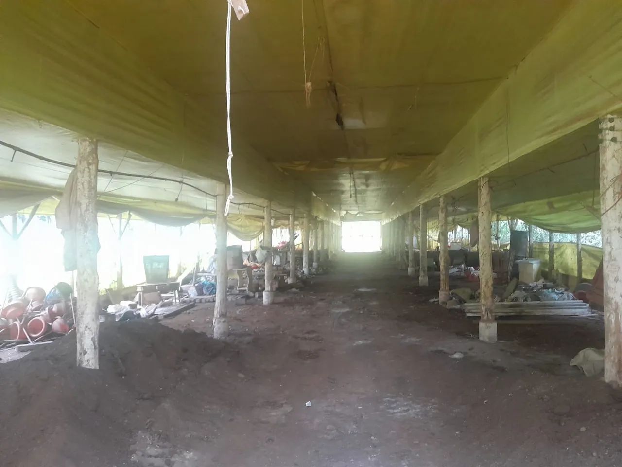 Vendo terreno medindo meio alqueire com galpao de 600 metros , luz instalada nascente agua - Foto 2