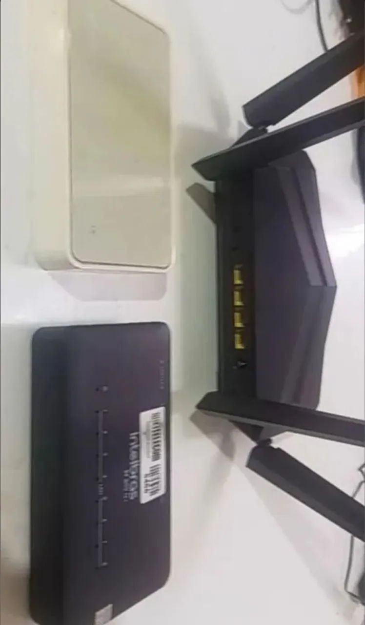 Roteador / repetidor e dois switch para distribuição de rede. - Foto 2