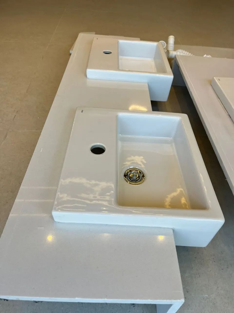 Pedra de banheiro com 2 cubas Deca64288873300610121