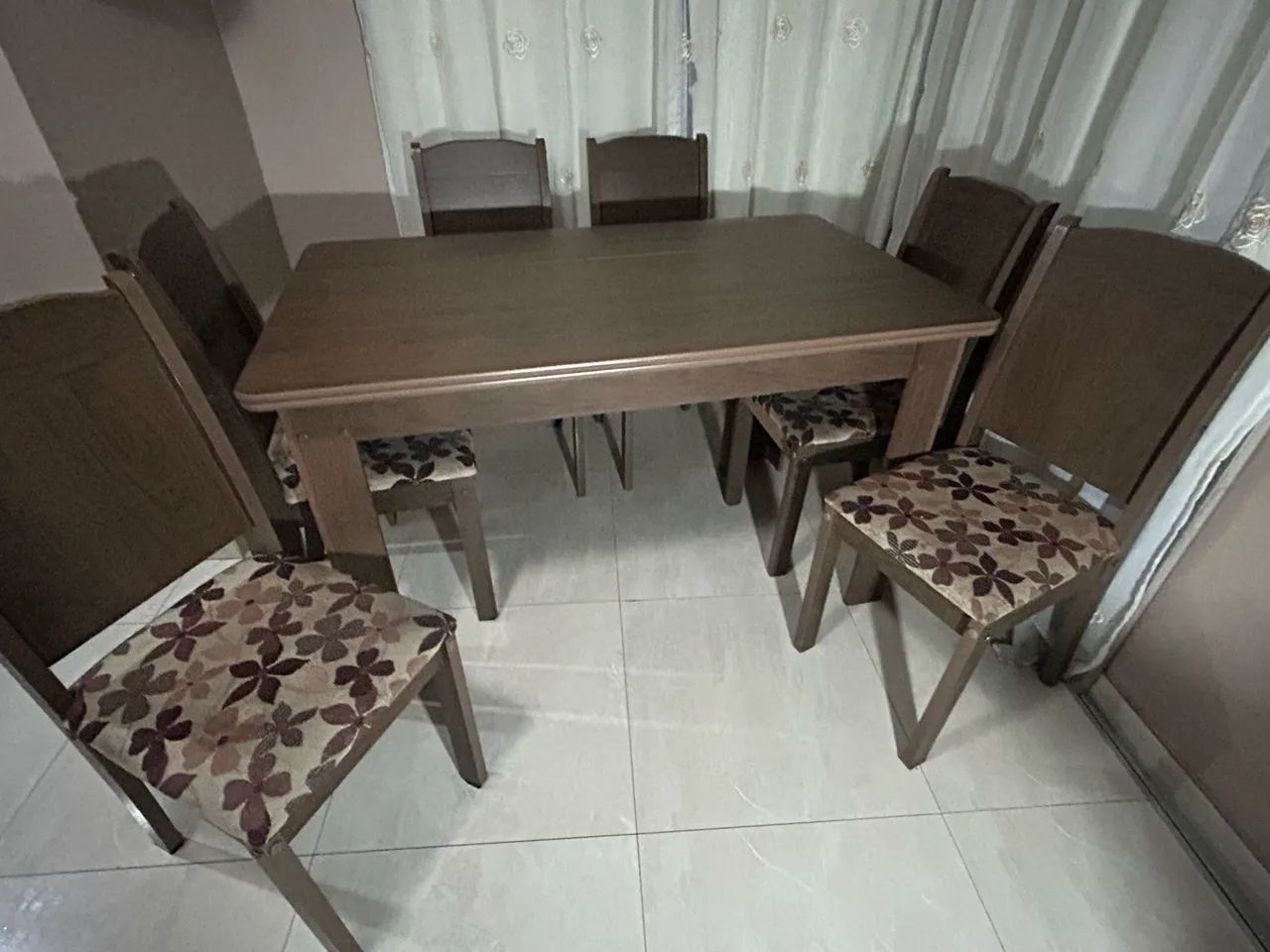 Vendo mesa de madeira com 06 cadeiras - Foto 2