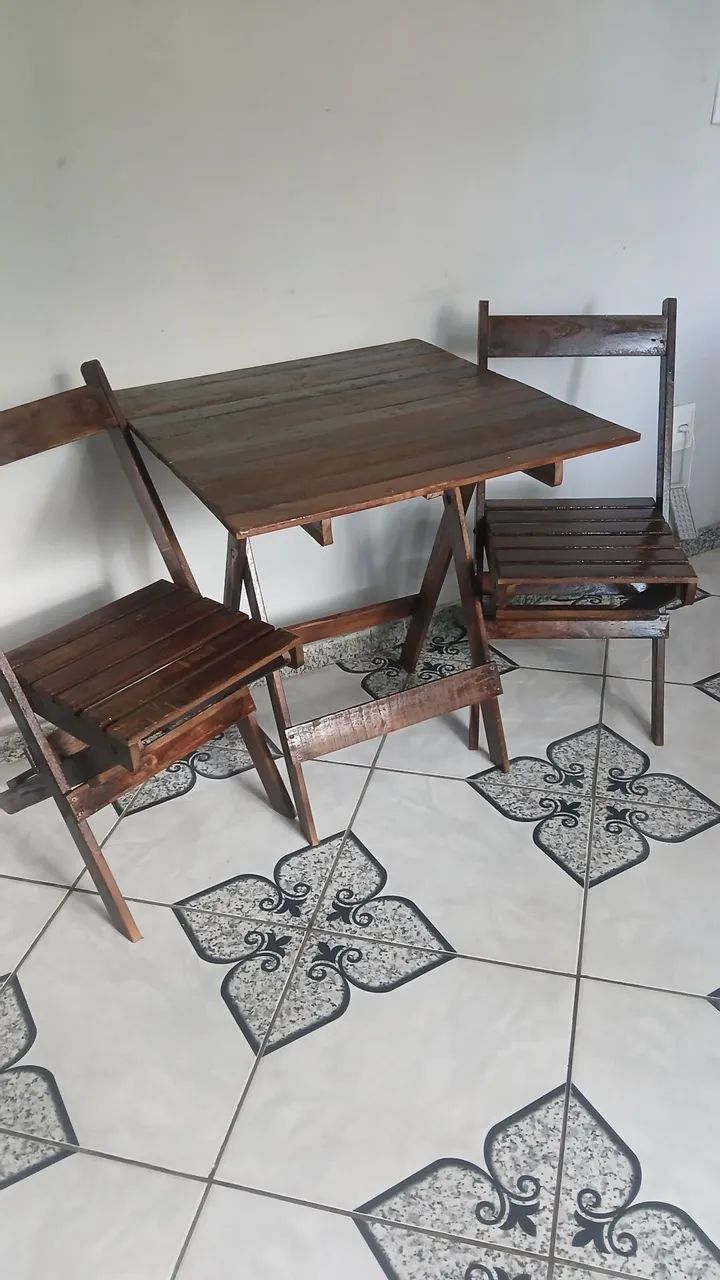 Jogo de mesa com duas cadeiras 