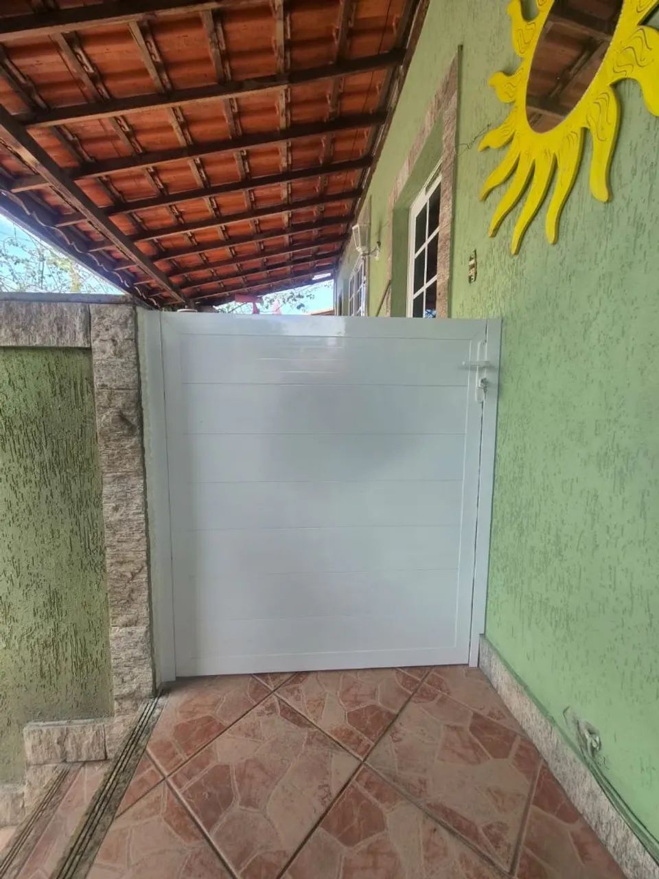 Alugo casa com varanda 
