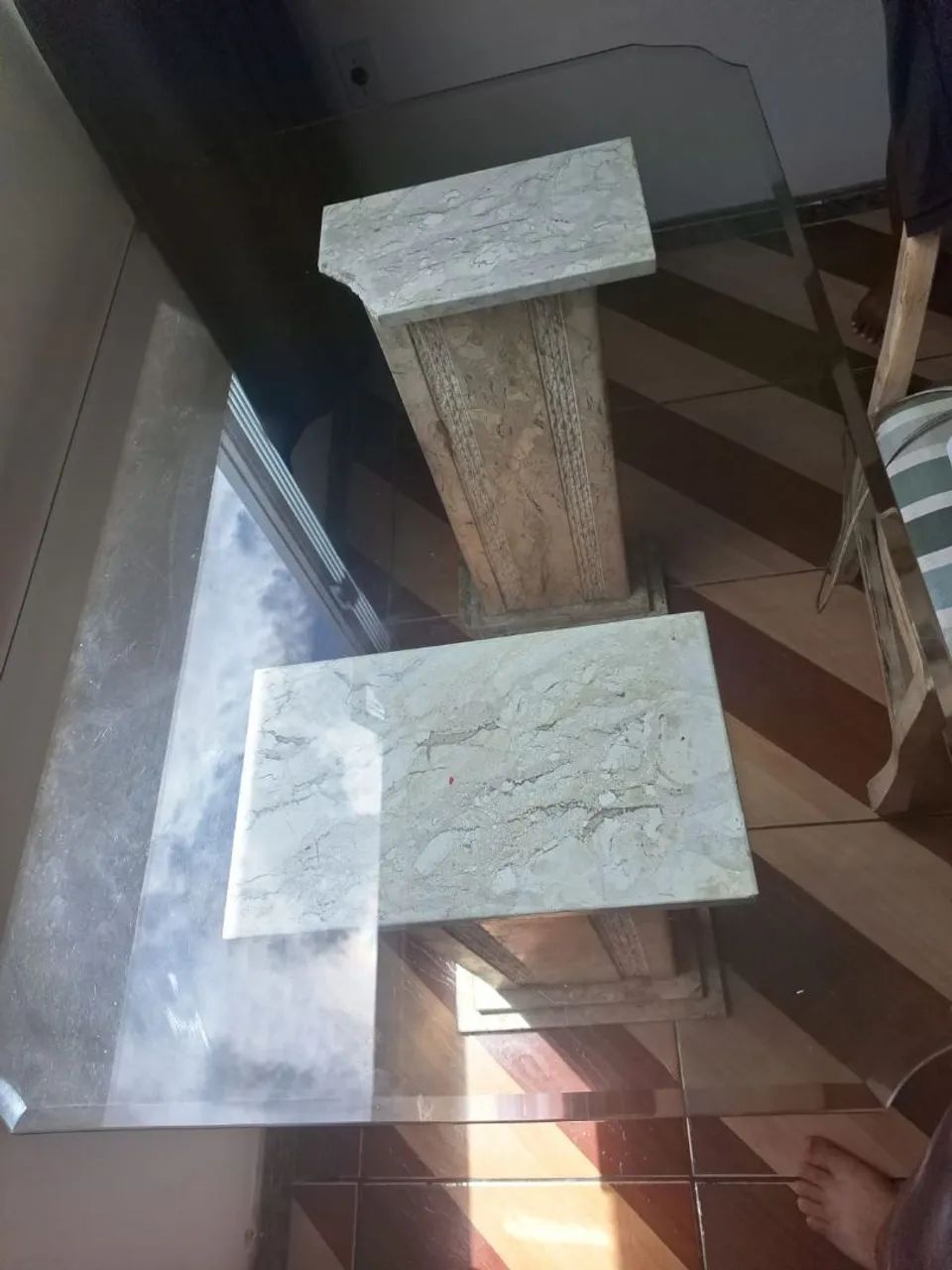 Vendo mesa de mármore com tampo de vidro. - Foto 2