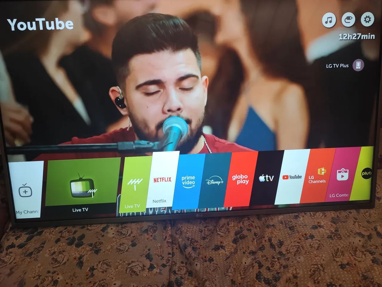 Tv smart 50 4k funcionando perfeitamente  pé cabo e controle  - Foto 3