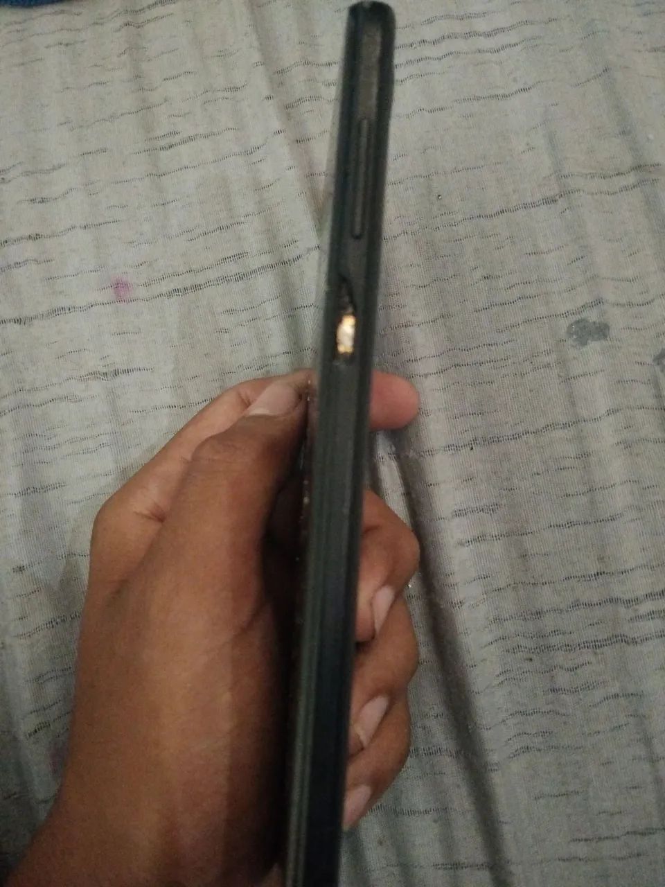 tou com um celular bom, defeitos tela arracha e o botão de ligar ruim fora isso, funciona - Foto 2