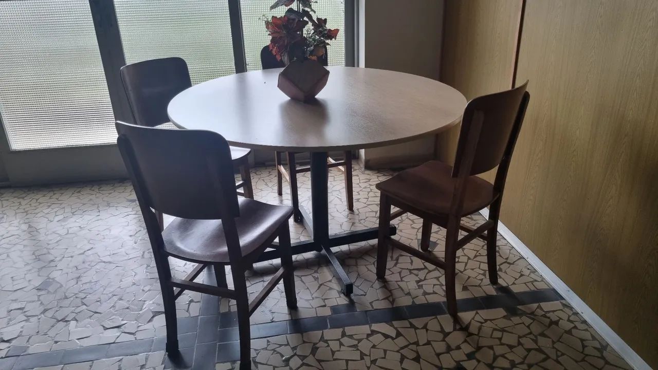 Conjunto de mesa com cadeiras