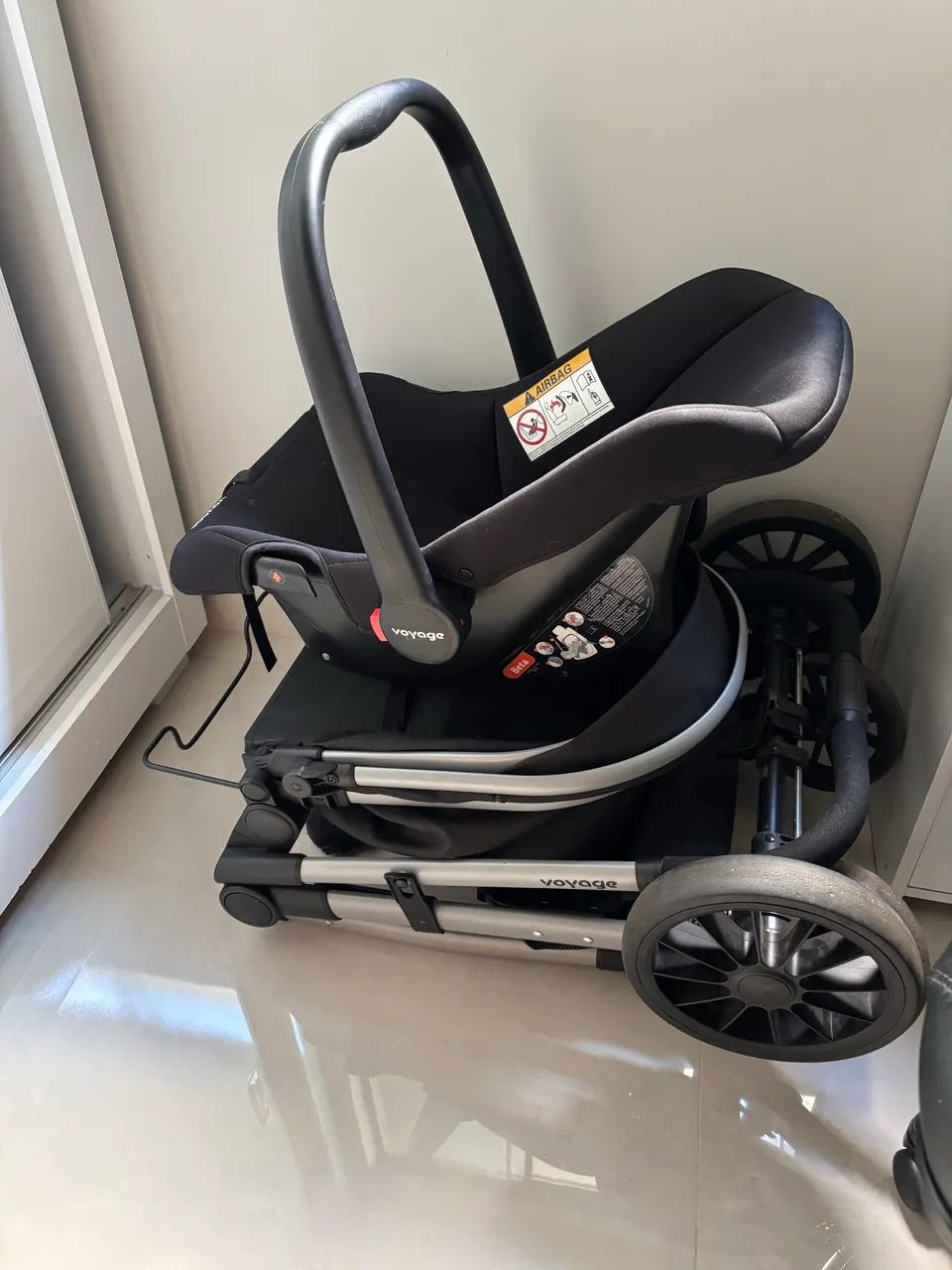 Carrinho de bebê com bebê conforto acoplável 