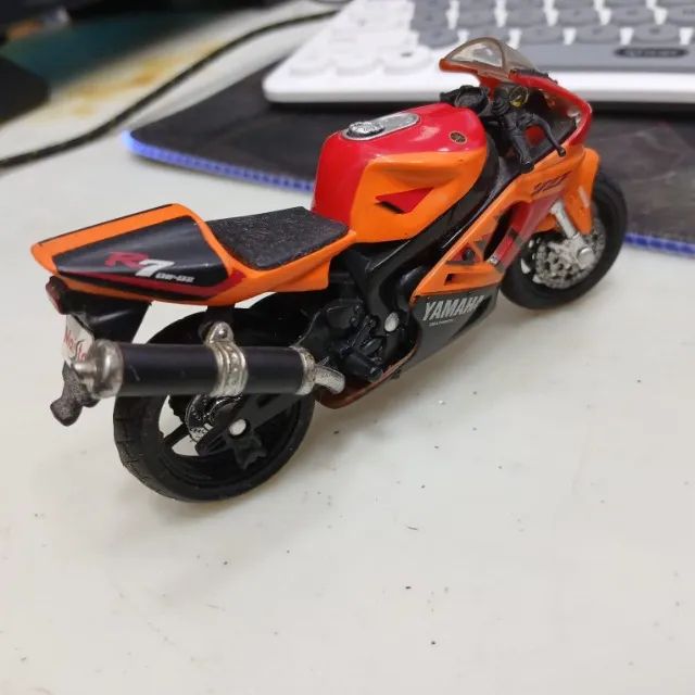 miniatura detalhada da MOTO Yamaha R1 GP-32