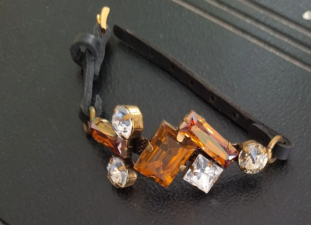 Pulseira feminina com pedras 