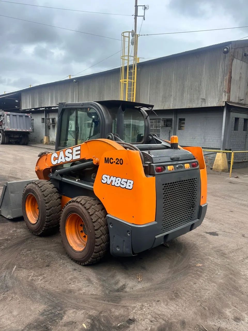minicarregadeira (skid steer loader) CASE SV185B. - Foto 4