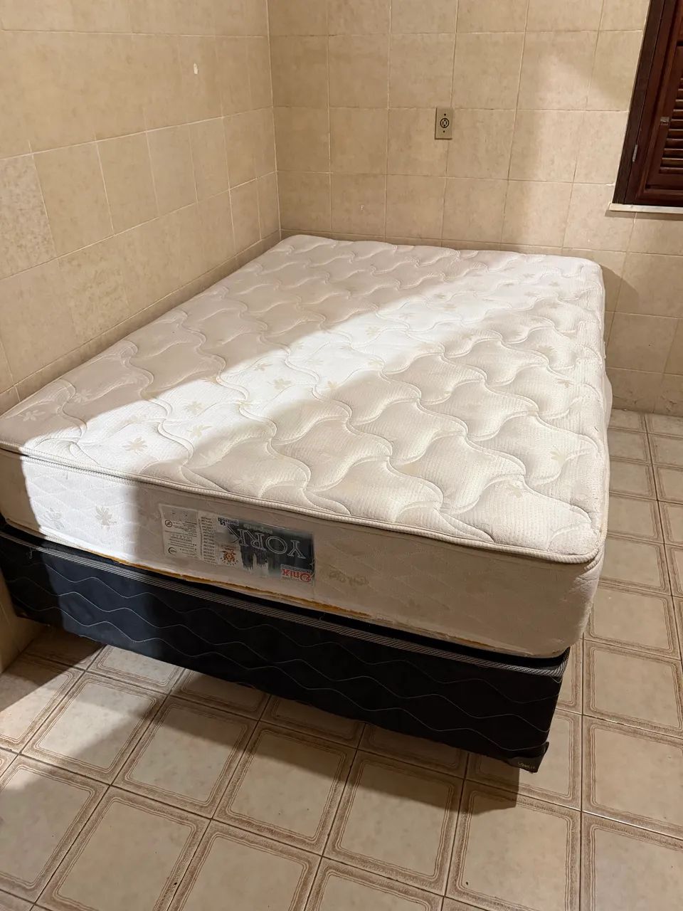 Cama Box com colchão 