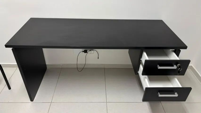 Mesa escritório com 2 gavetas e chave