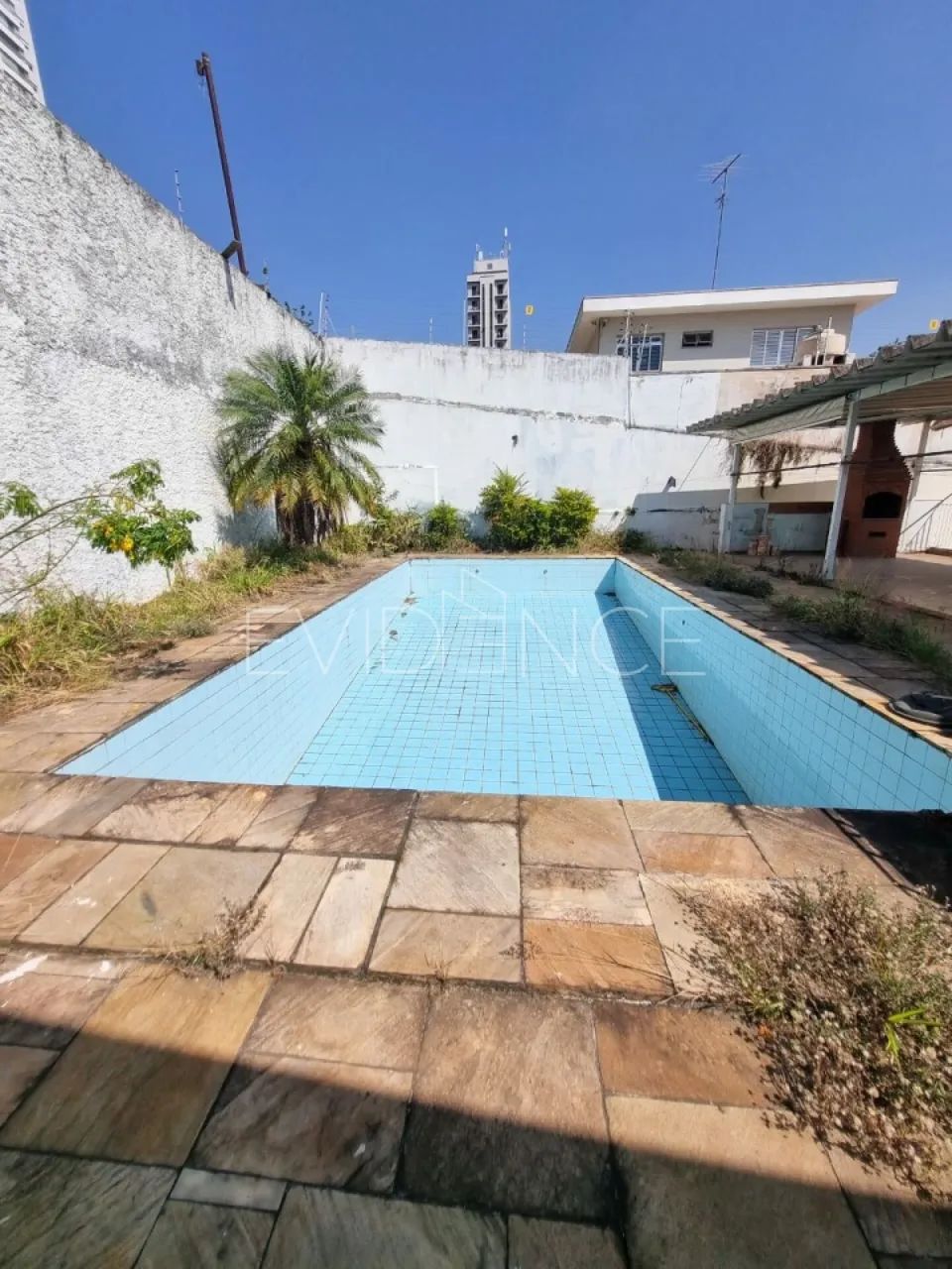 Casa térrea no bairro Tatuapé com piscina.