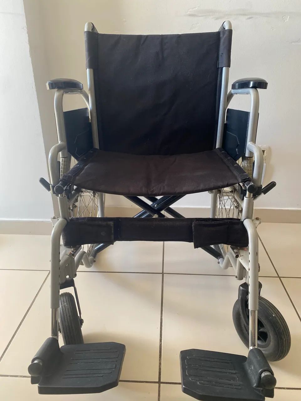 Vendo cadeira de rodas pouco usada - Foto 2