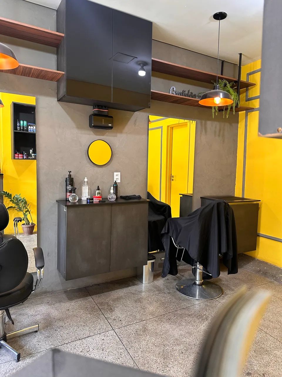 Barbearia completa em funcionamento