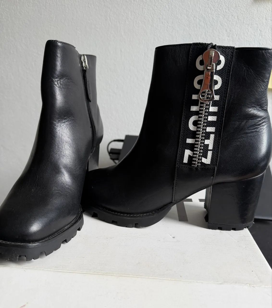 Bota Schutz Logo Mania em Couro, TM 37 - Foto 2