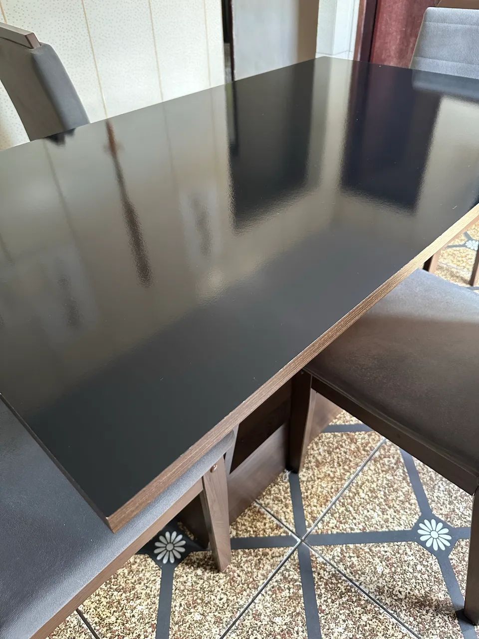 Vendo conjunto de mesa com 4 cadeiras e armário com balcão  - Foto 3