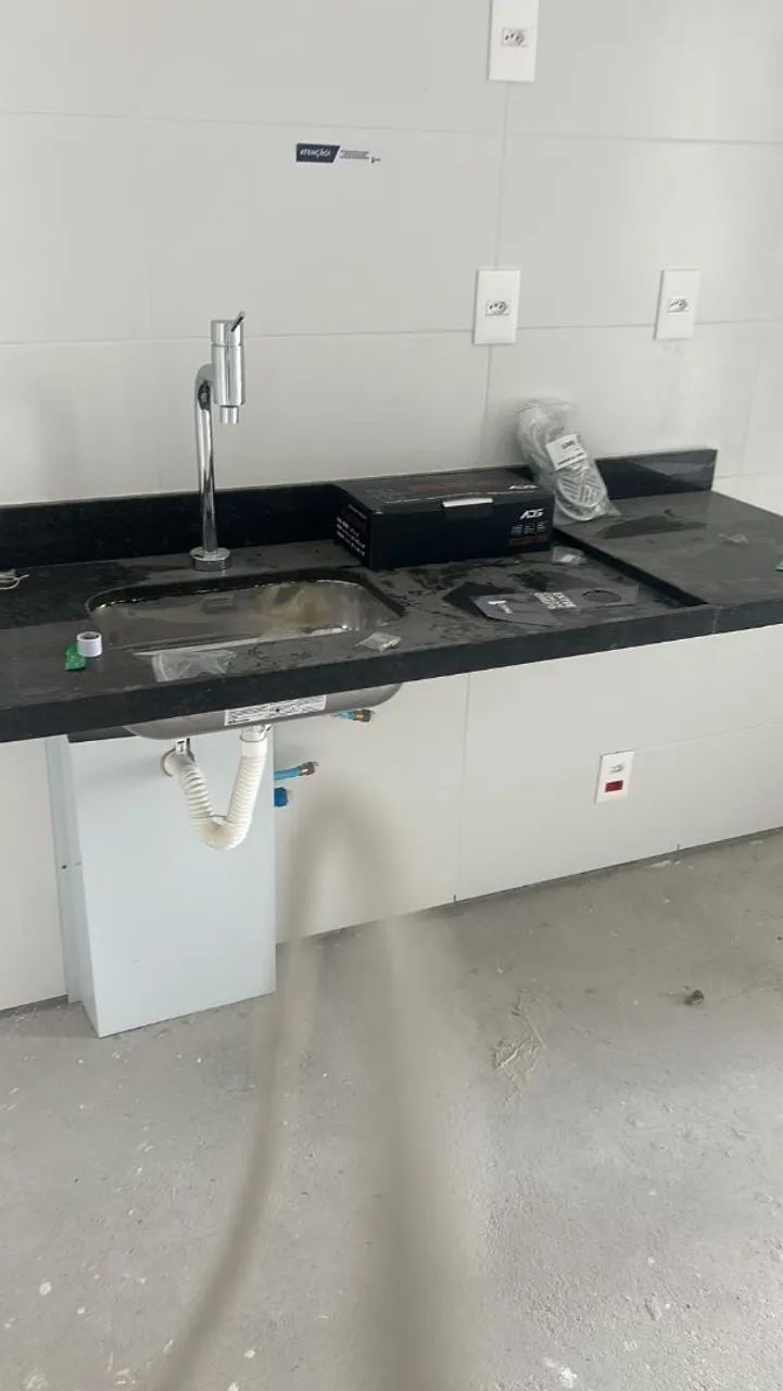 Pia marmore preta com cuba de aluminio