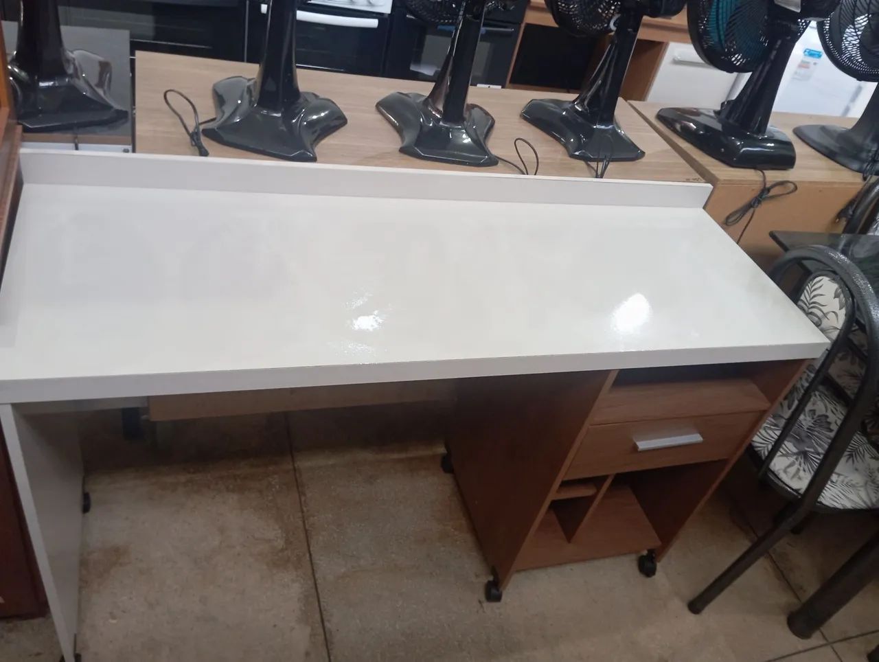 Escrivaninha nova com rodinhas  - Foto 2