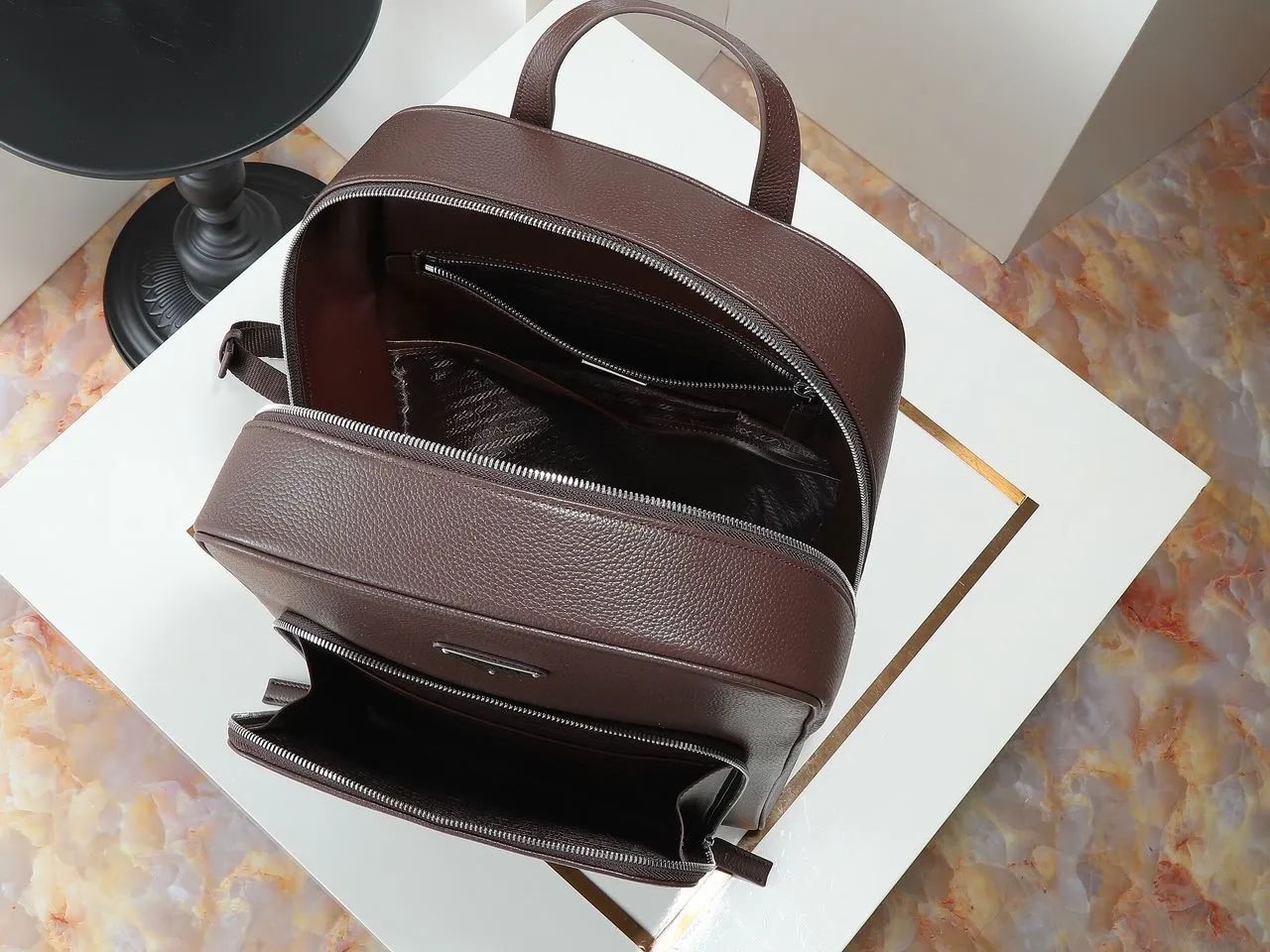 Mochila Prada em Saffiano marrom 