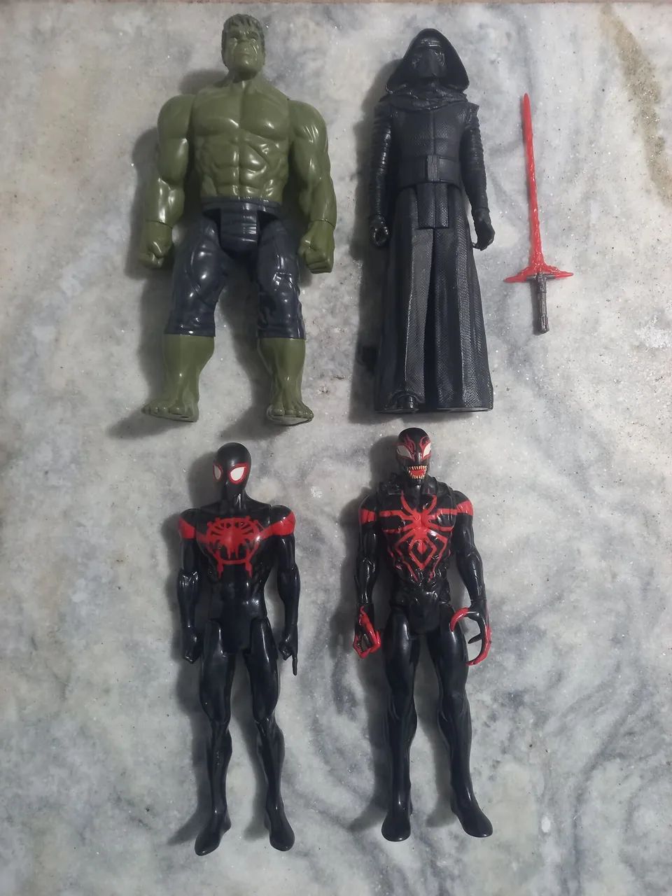 Bonecos Marvel e Star Wars
