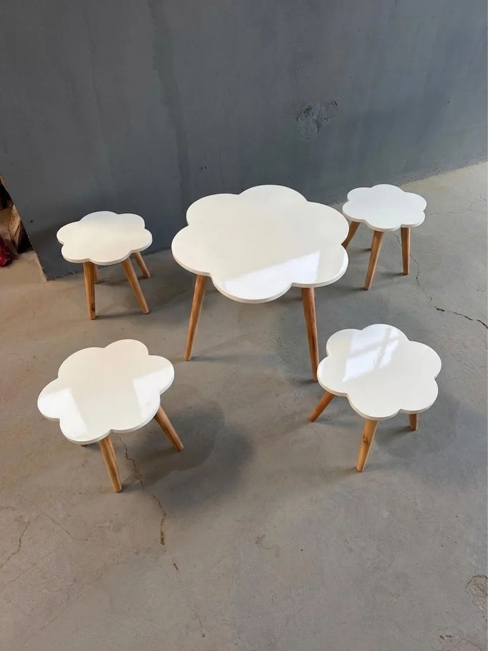 Conjunto infantil mesa e bancos nuvem 