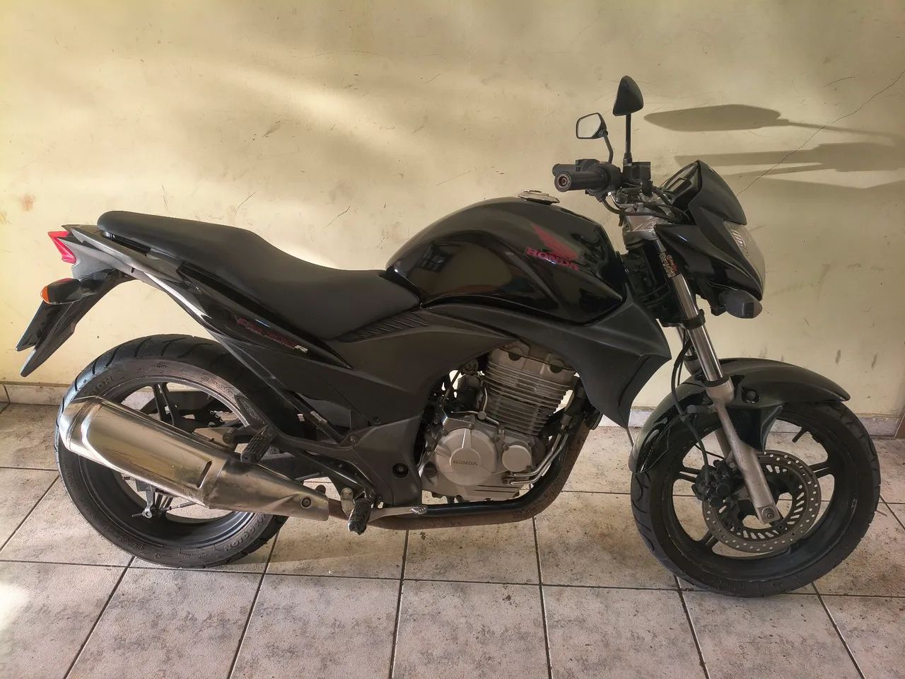 CB 300R 2011 Preta - Conservada, Completa e Pronta para Rodar