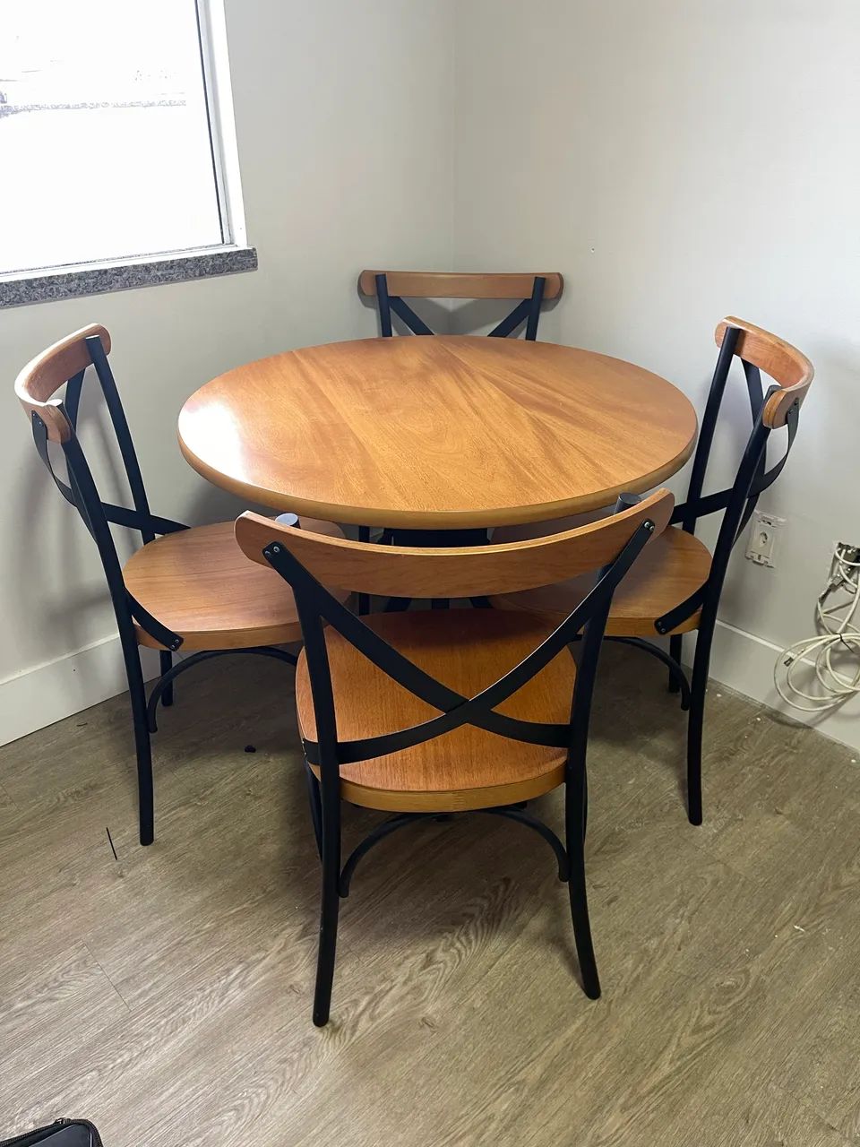 Conjunto completo em madeira maciça MESA + 04 CADEIRAS
