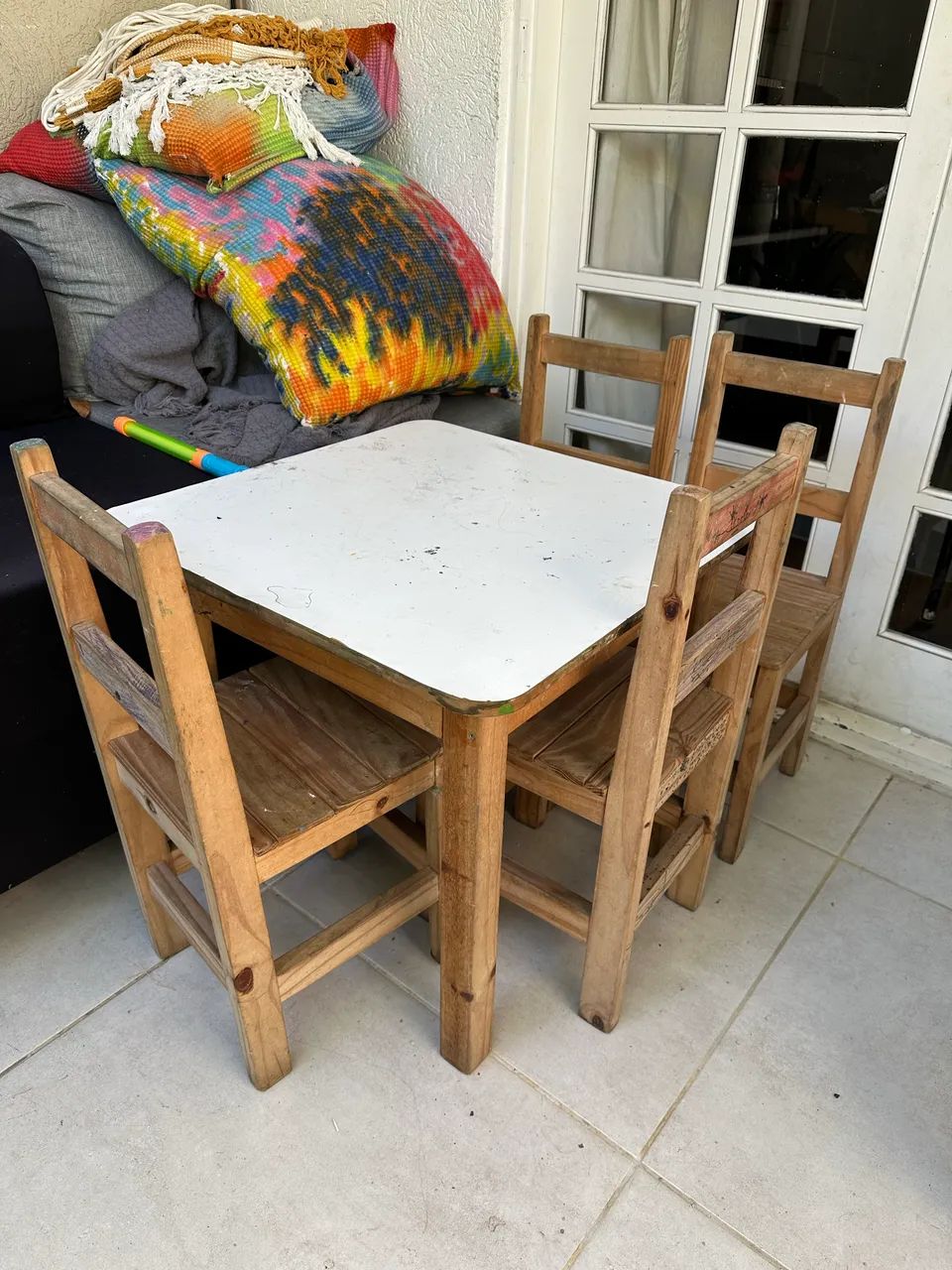 Mesa e cadeiras infantil 