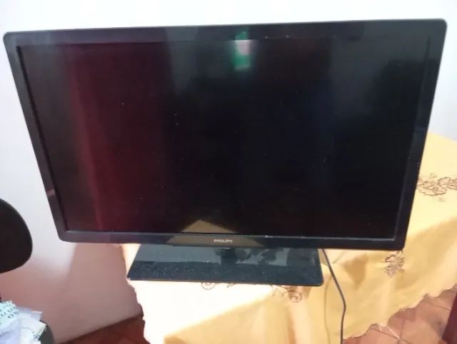 Vendo tv LCD Philips 32 polegadas modelo antigo pesada é semi smart com defeito no audio! - Foto 2