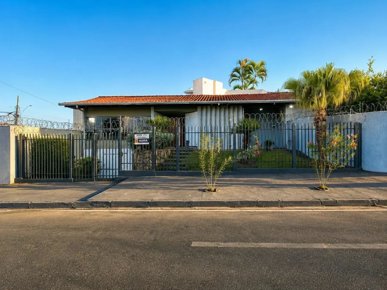 Casa para aluguel com 450 metros quadrados com 5 quartos - Foto 2