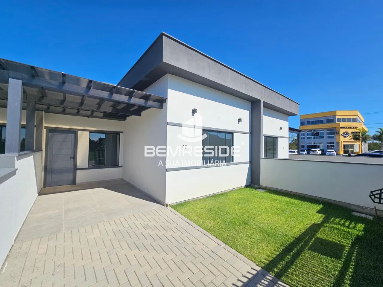 Casa geminada nova no centro de Jaguaruna - Foto 2