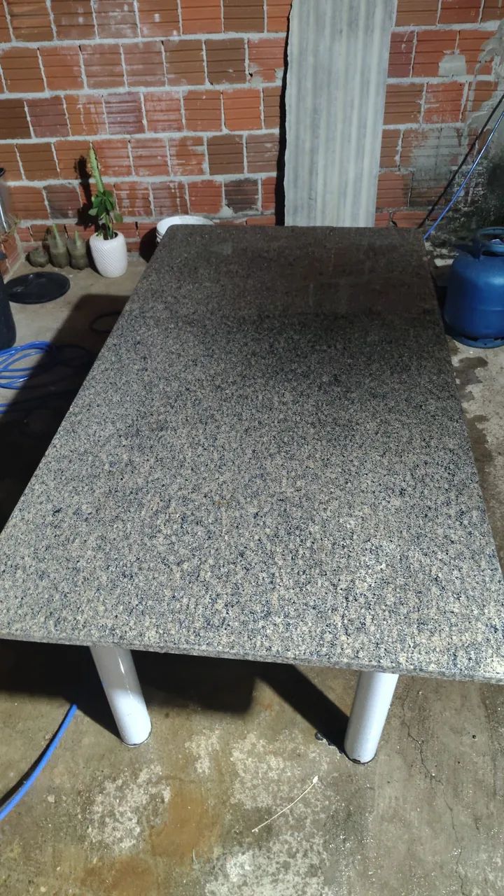 Vende-se mesa de mármore com 6 cadeiras 