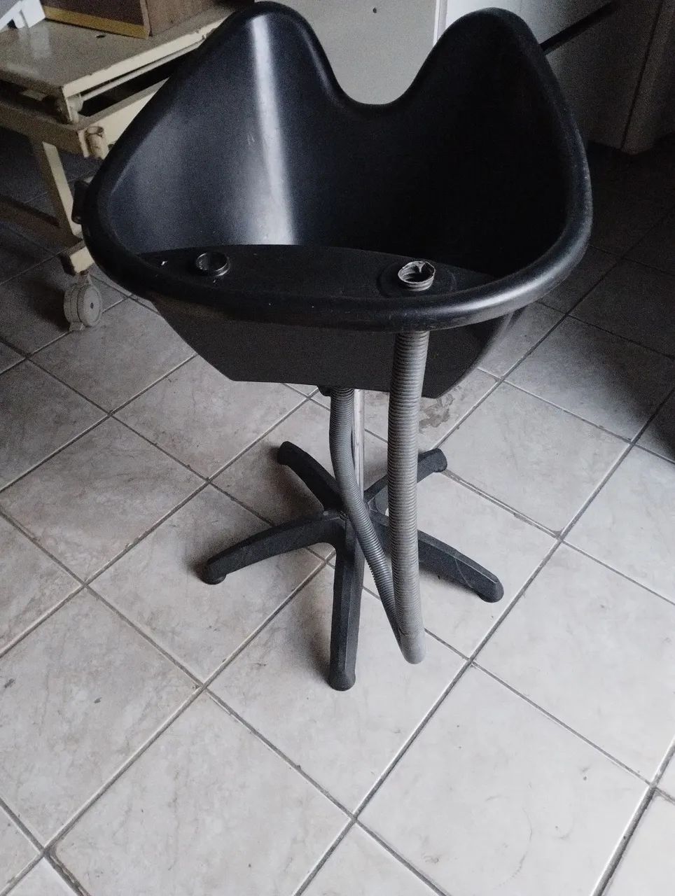 Cadeira de indralica, mais lavatório.