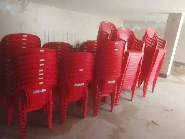 Cadeira de plástico 108 cadeira e 26 mesas 400 reais cada jogo  - Foto 3