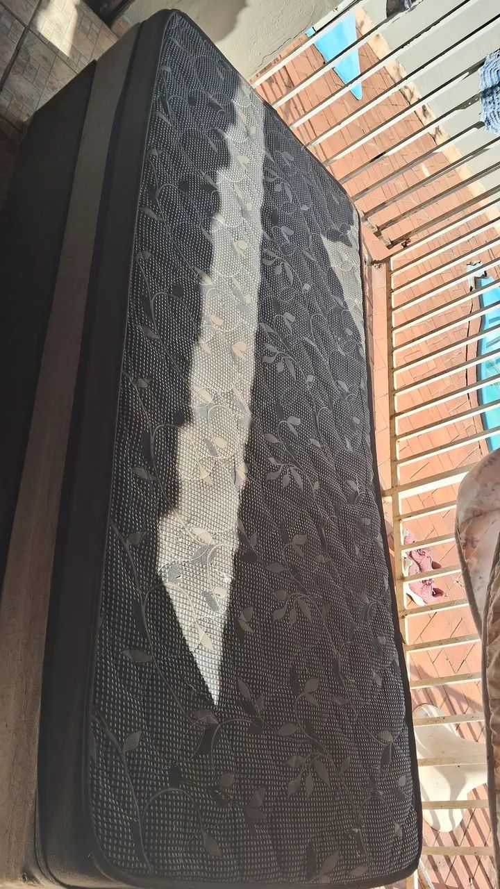 Cama de solteiro com baú 