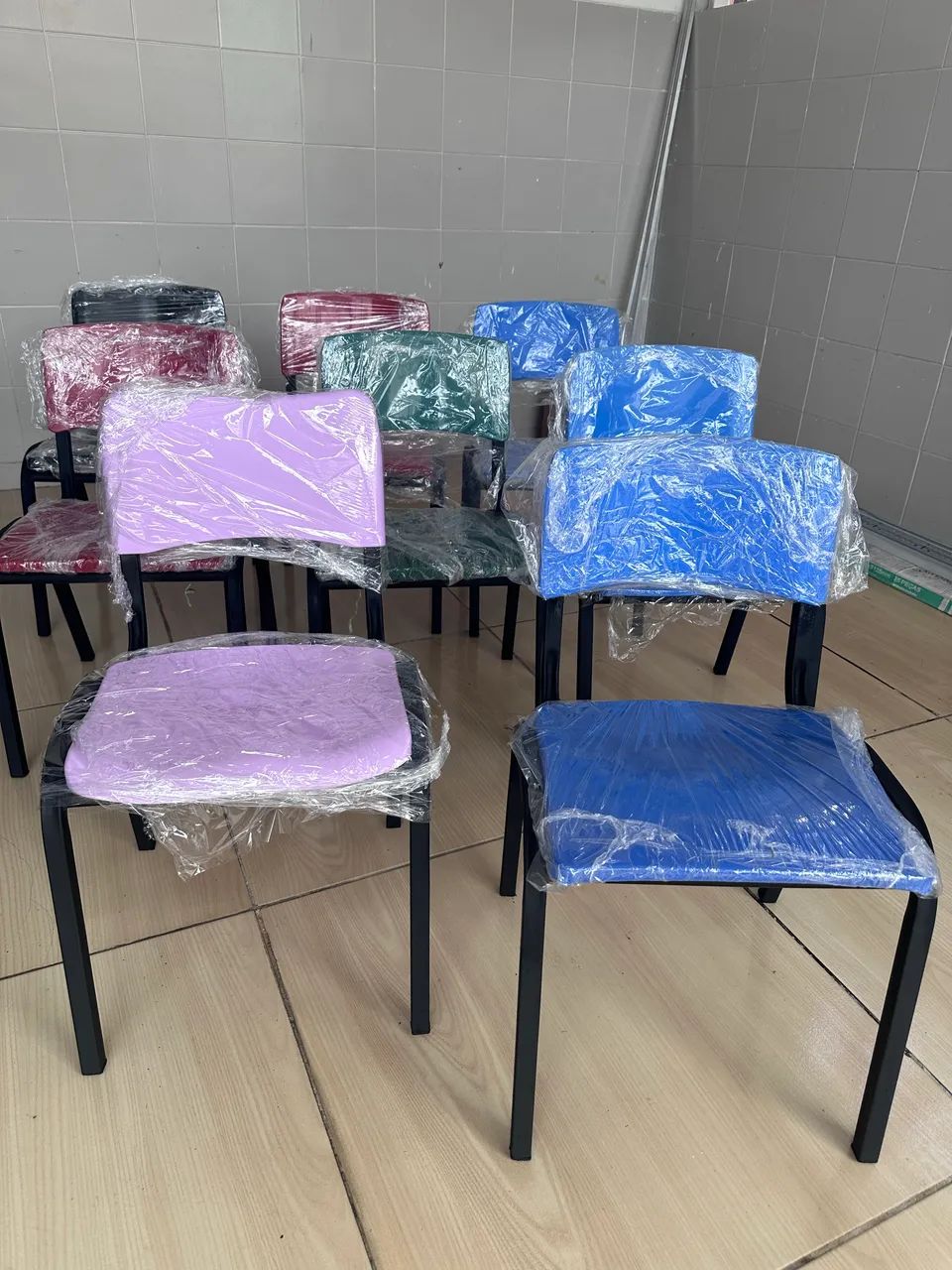 Cadeira Escolar infantil 85,00 cada . Reformada 