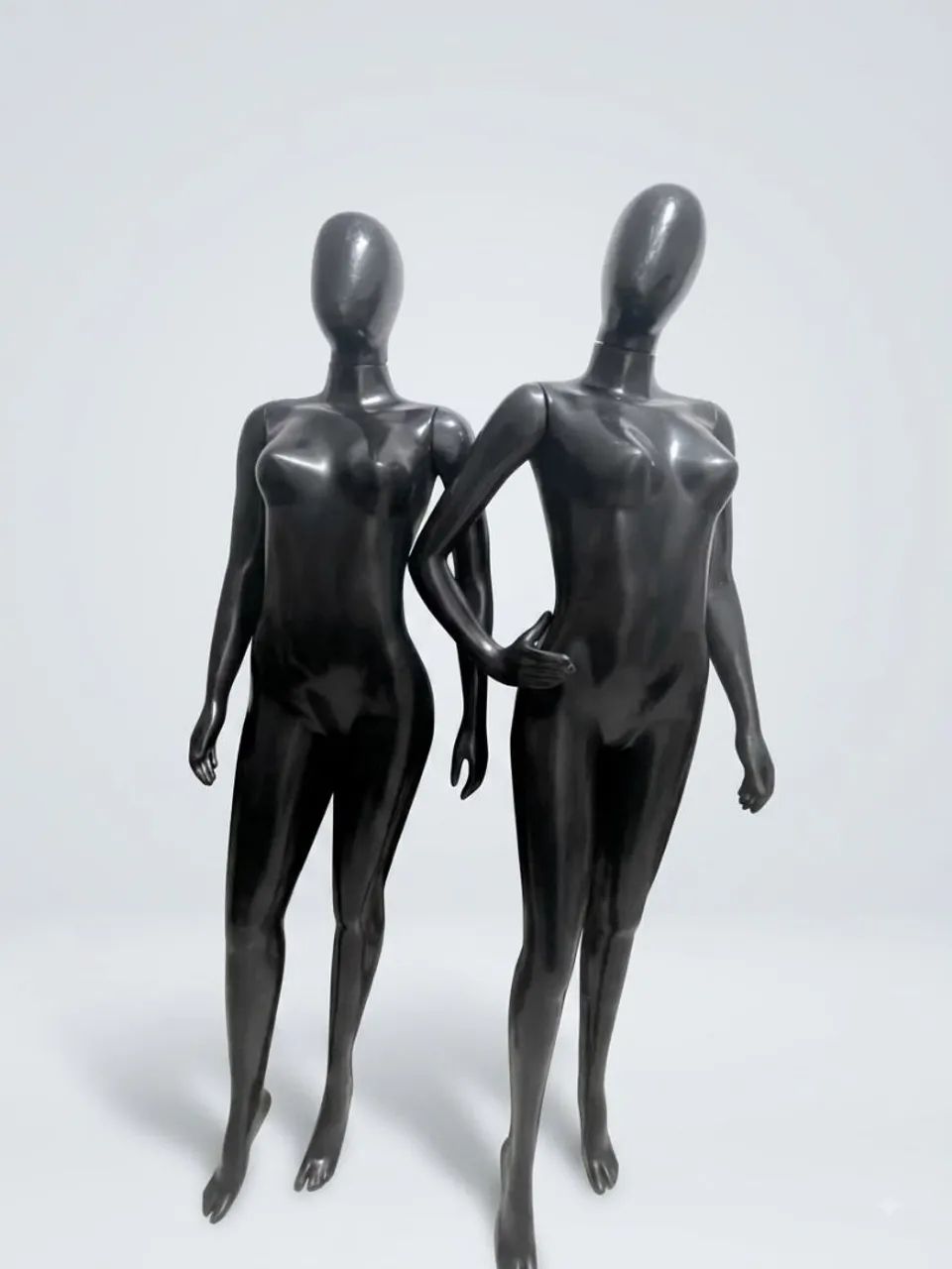 Dois Manequim Slim de plástico preto. ( para vender rápido)