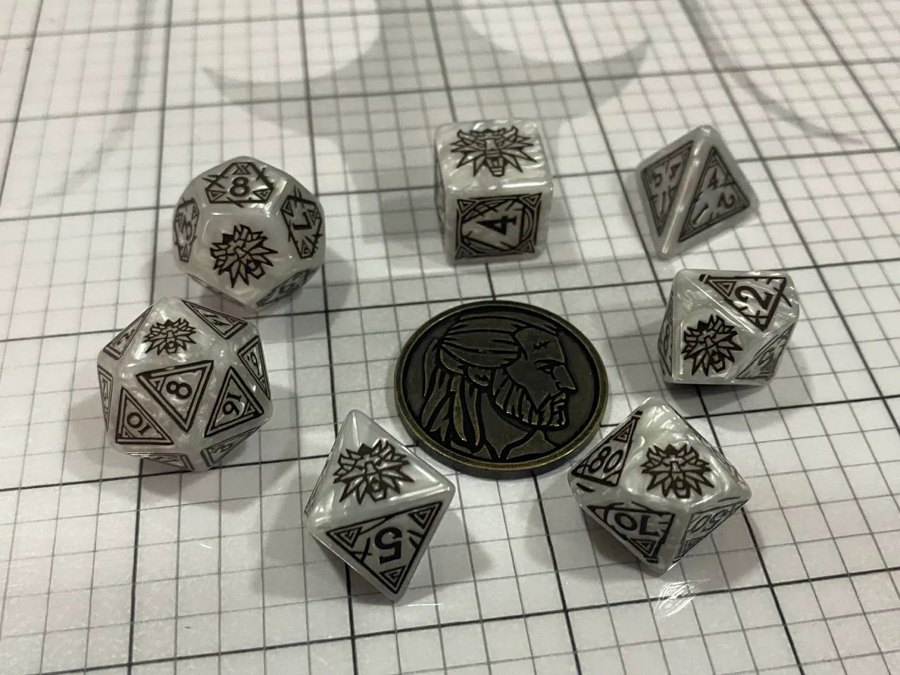 Conjunto de Dados RPG Q-Workshop The Witcher - Geralt (Original) - Foto 2