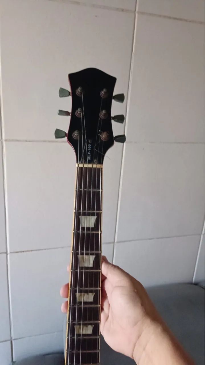 Vendo uma guitarra