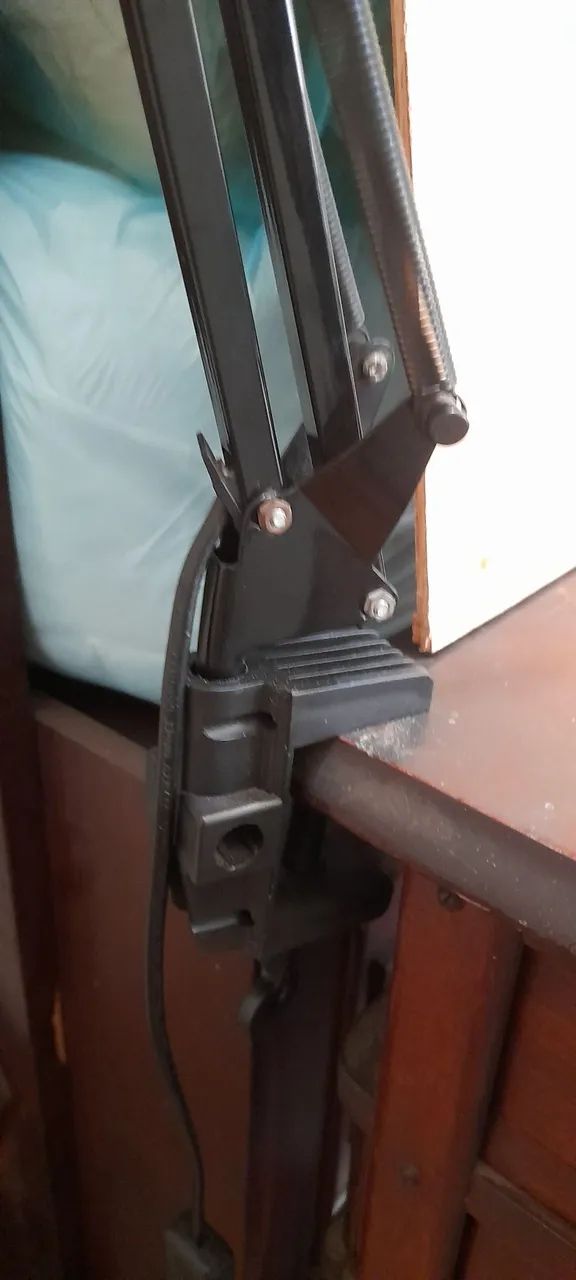 Luminária metálica de mesa, articulada  - Foto 2