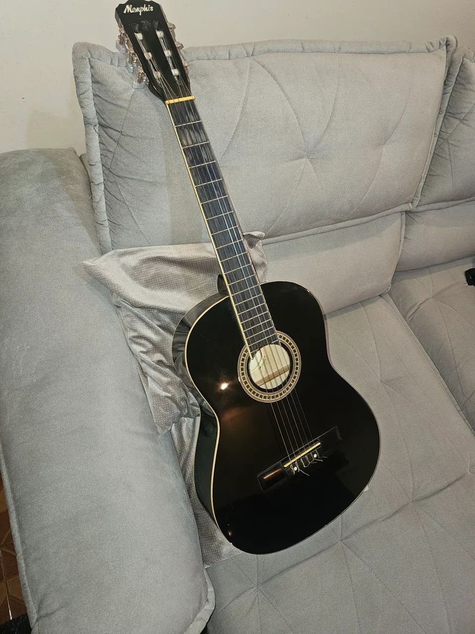 Violao acústico.