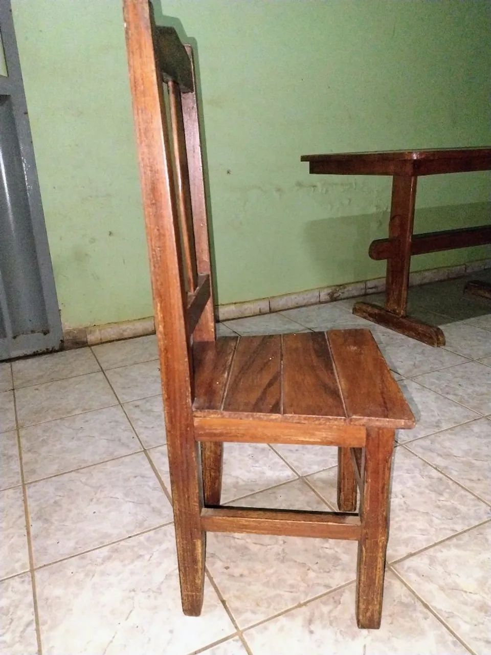 Mesa de jantar de madeira resistente com cadeiras - Foto 5