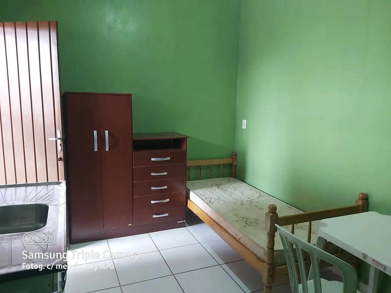Alugo kitinet em uvaranas