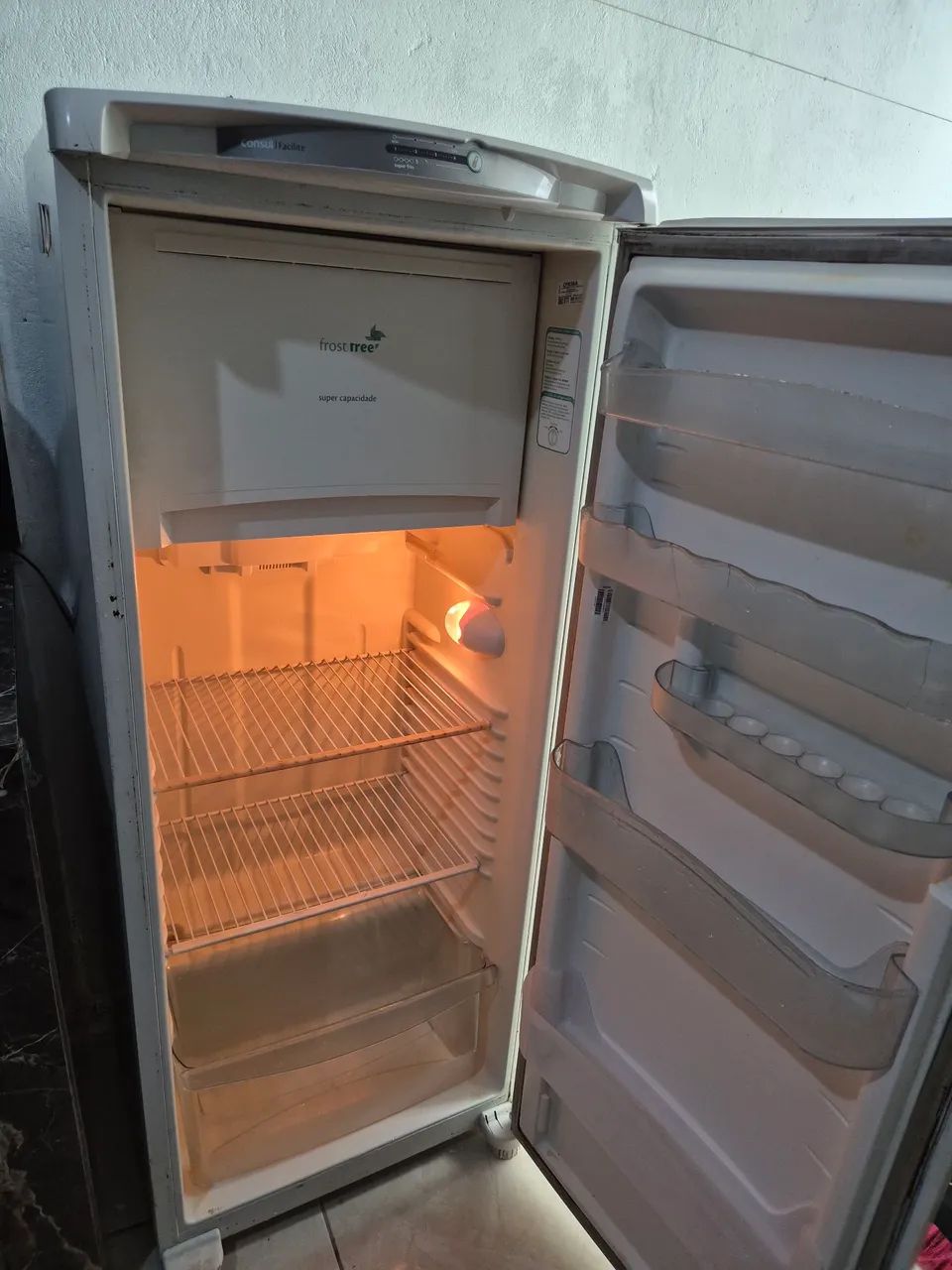 Vendo geladeira quebra galho. - Foto 2